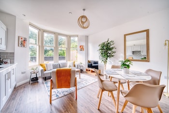 stunning 2 bed city centre and bute park