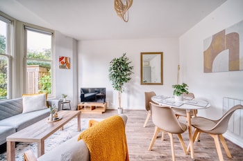 stunning 2 bed city centre and bute park