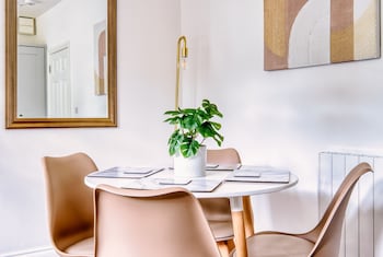 stunning 2 bed city centre and bute park