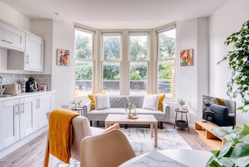 stunning 2 bed city centre and bute park