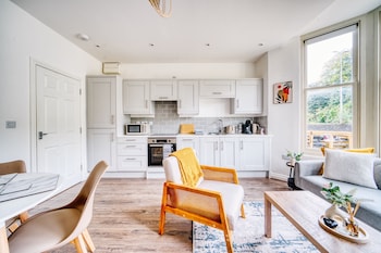 stunning 2 bed city centre and bute park