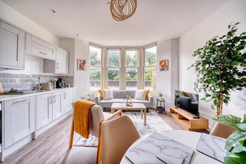 stunning 2 bed city centre and bute park