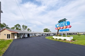 Capri Motel By Oyo Elwood, Wathena,,2 star