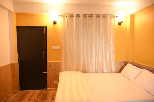 Bayaroo Stay Lamahatta,,3 star