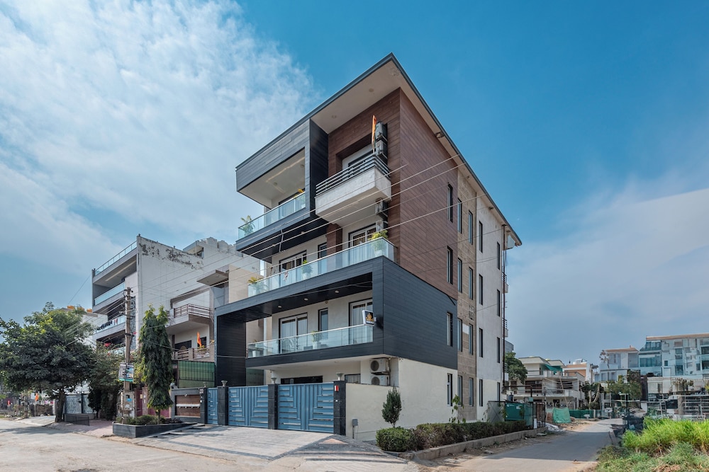 saavi hotel sector 46