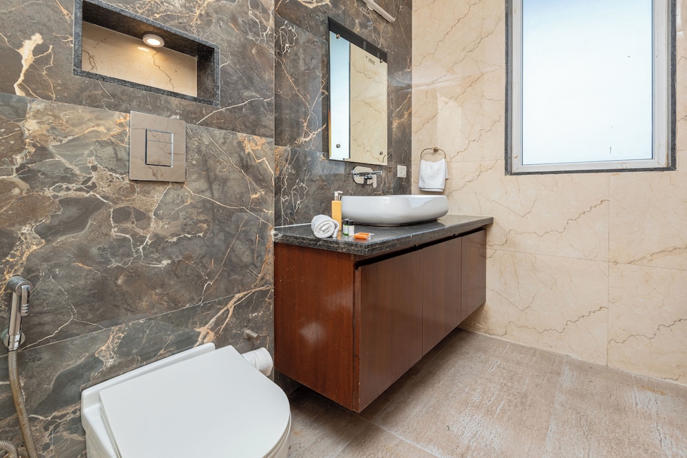 saavi hotel sector 46