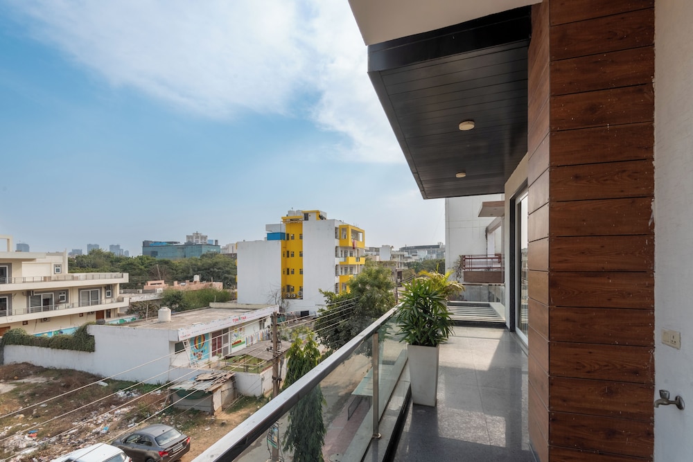 saavi hotel sector 46