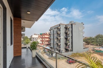 saavi hotel sector 46