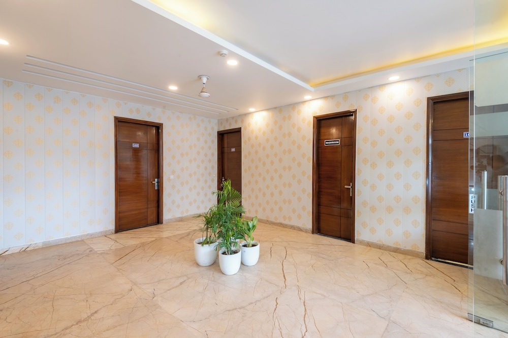 saavi hotel sector 46