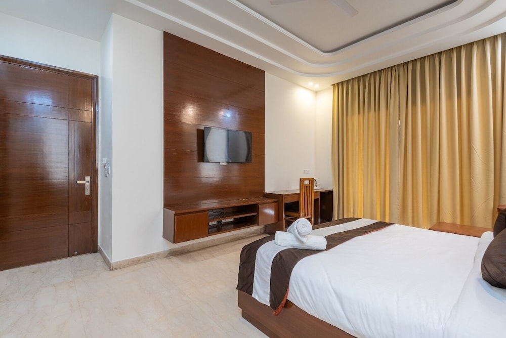 saavi hotel sector 46