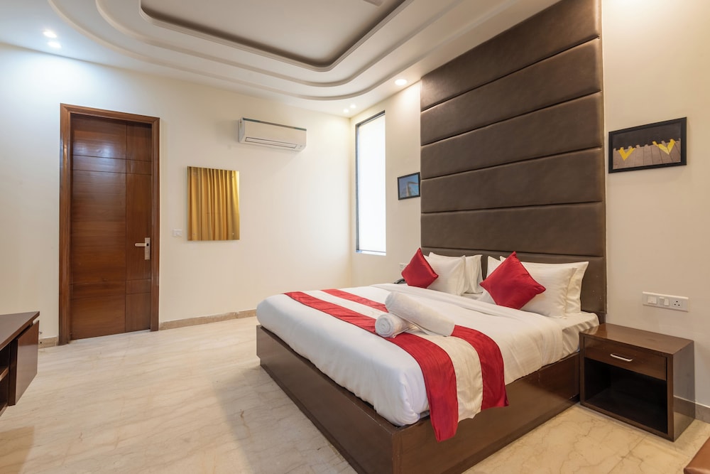 saavi hotel sector 46