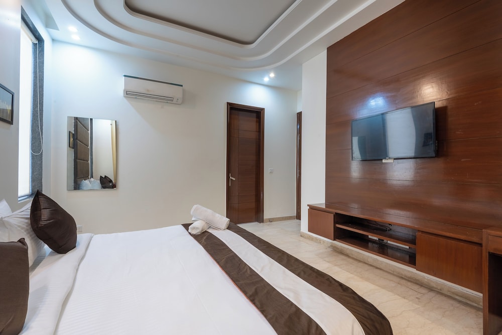 saavi hotel sector 46