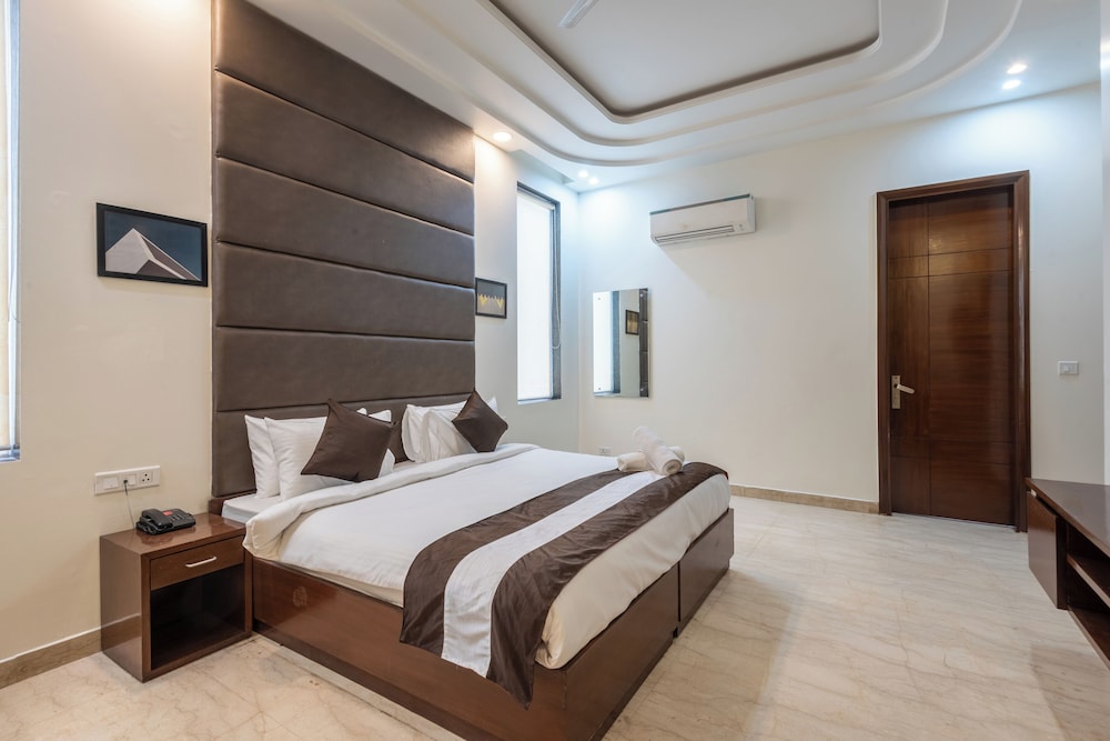 saavi hotel sector 46