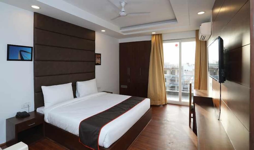 saavi hotel sector 46