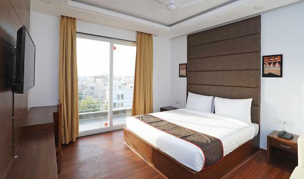 saavi hotel sector 46