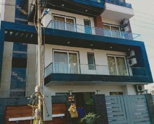 saavi hotel sector 46