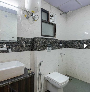 saavi hotel sector 10