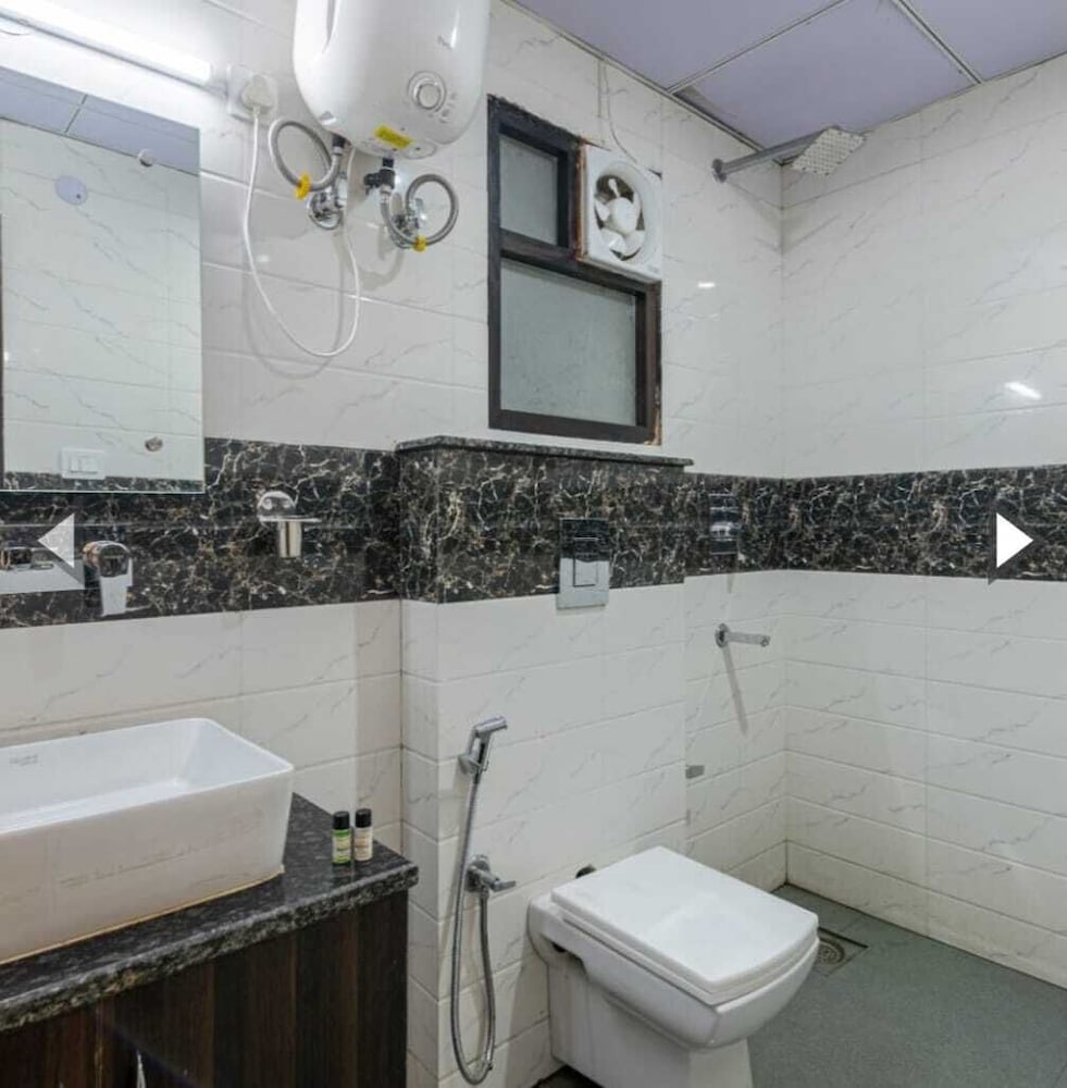 saavi hotel sector 10