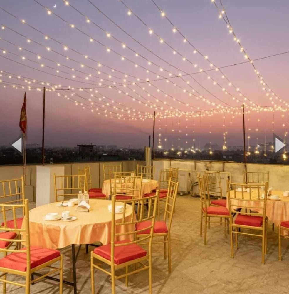 saavi hotel sector 10