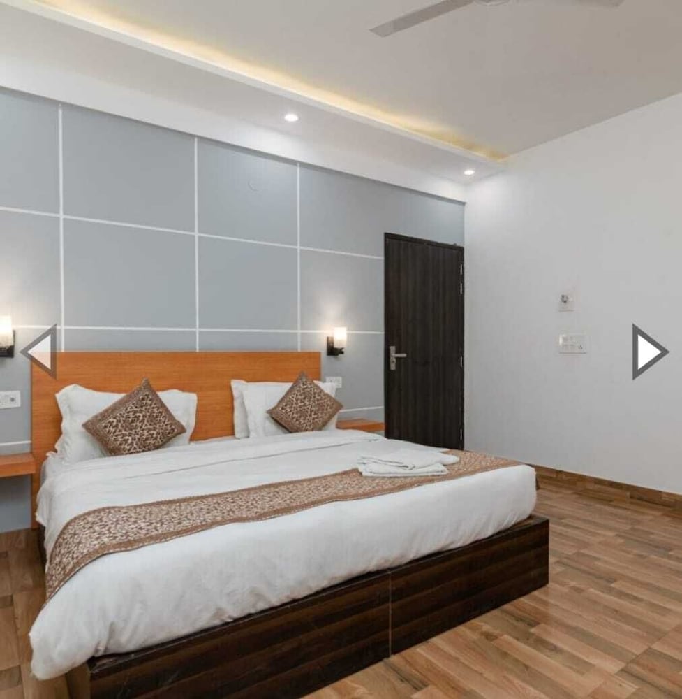 saavi hotel sector 10