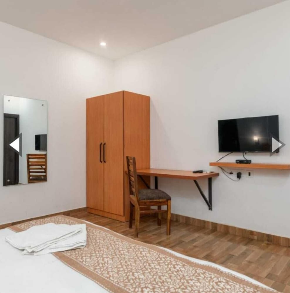 saavi hotel sector 10