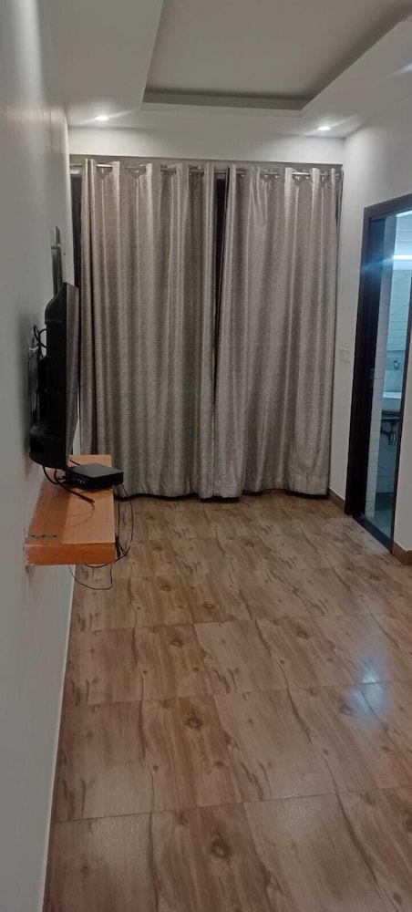 saavi hotel sector 10