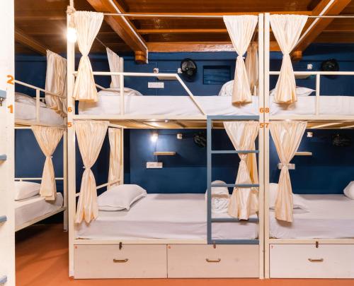 Moustache Daman,,1 star