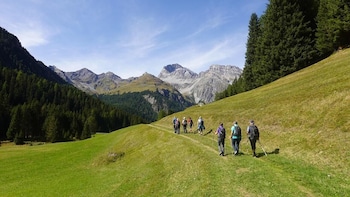 tirthan river echoes