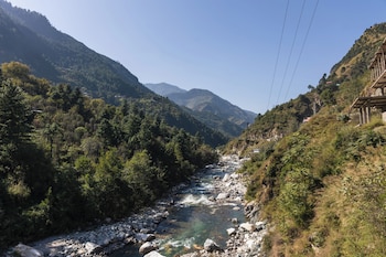 tirthan river echoes