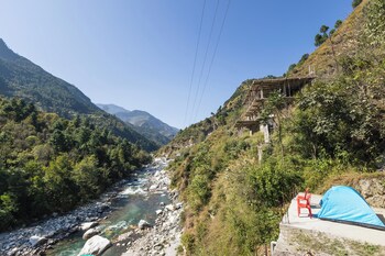 tirthan river echoes