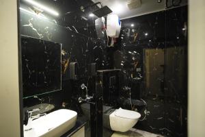 the manohar hotel budaun