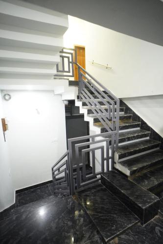 the manohar hotel budaun