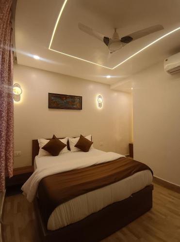 the manohar hotel budaun