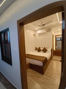 the manohar hotel budaun