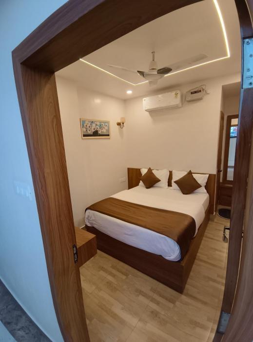 the manohar hotel budaun