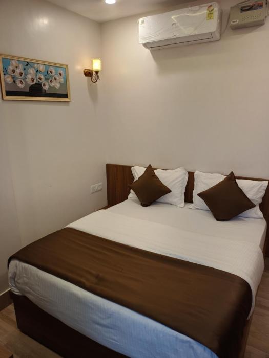 the manohar hotel budaun