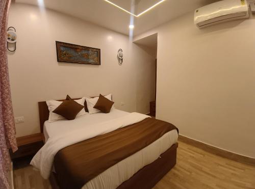 the manohar hotel budaun