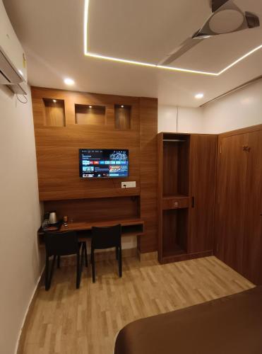 the manohar hotel budaun