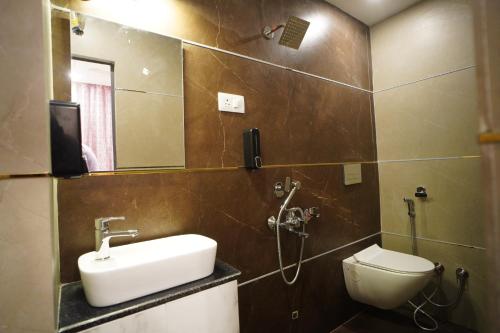 the manohar hotel budaun