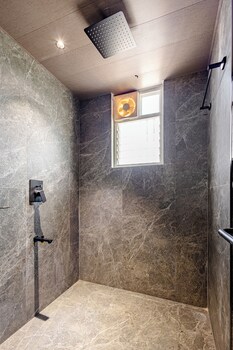 cvrs hotel glass bird