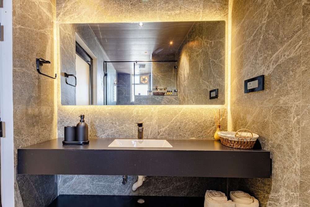 cvrs hotel glass bird