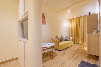 cvrs hotel glass bird