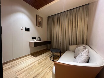 cvrs hotel glass bird