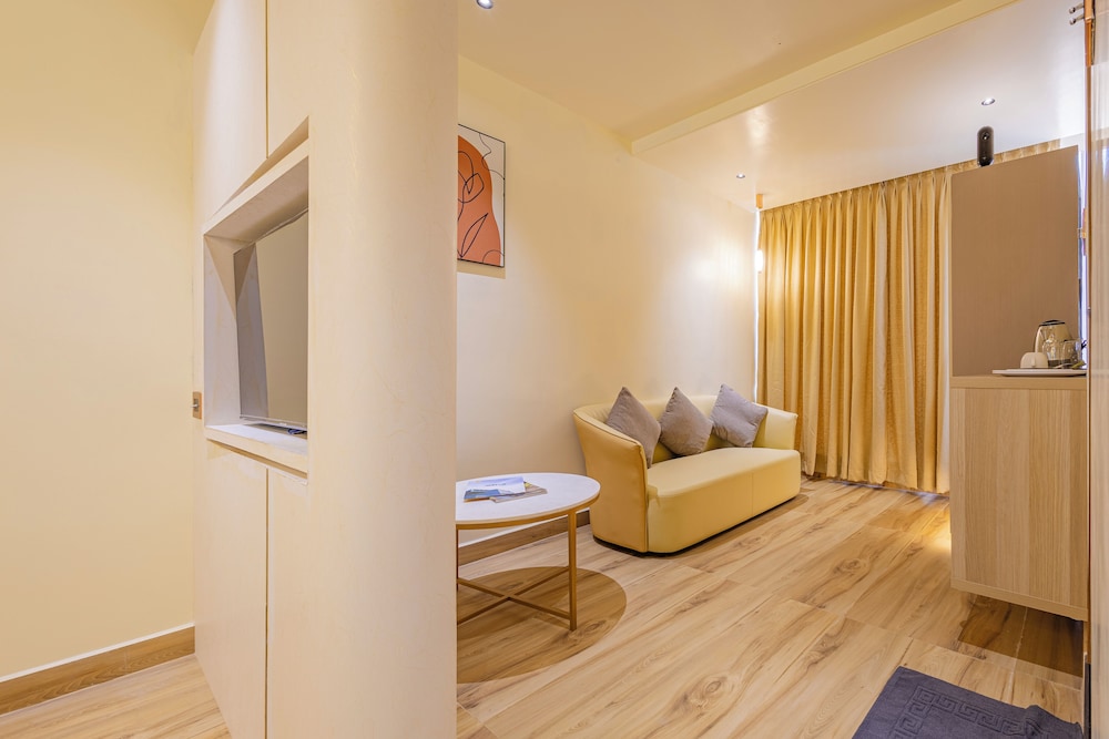 cvrs hotel glass bird