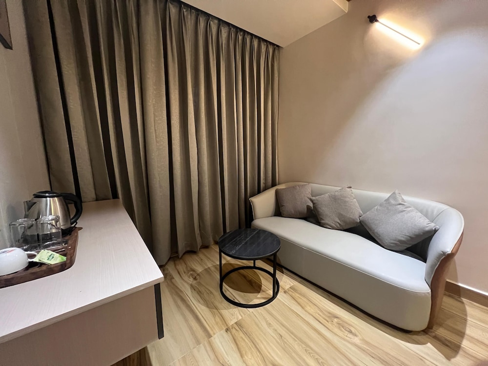 cvrs hotel glass bird