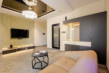 cvrs hotel glass bird