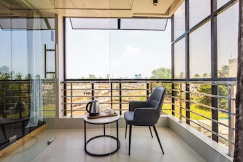 cvrs hotel glass bird