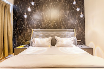 cvrs hotel glass bird