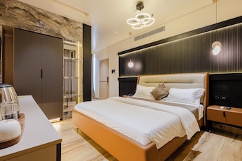 cvrs hotel glass bird