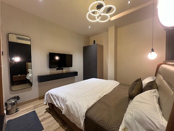 cvrs hotel glass bird